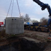 Inhijsen regenwatertank in uitgegraven gat