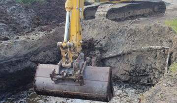 Gat uitgraven voor regenwatertank