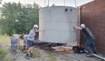 Inhijsen van een regenwaterput