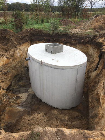 Regenwateropvang in een betonnen regenwatertank