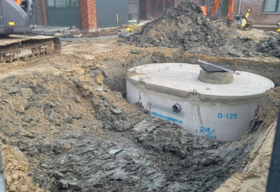 Regenwatertank van 15.000 liter bij een school