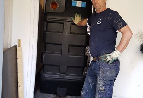 Smalle regenwatertank door de woning