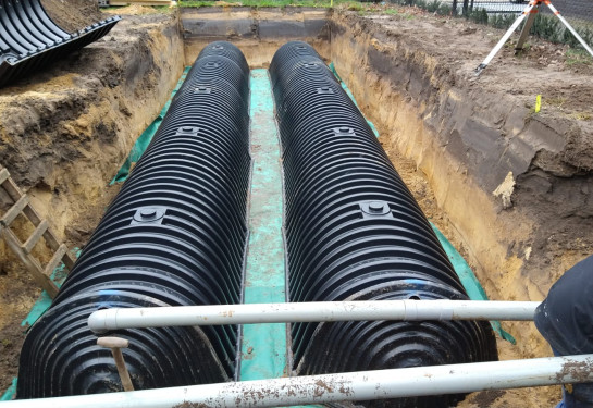 Twee rijen infiltratietunnels voor de infiltratie van regenwater in de bodem