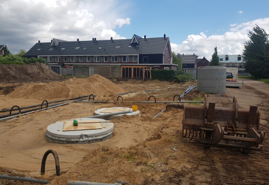 Dubbele regenwatertanks bij woningen