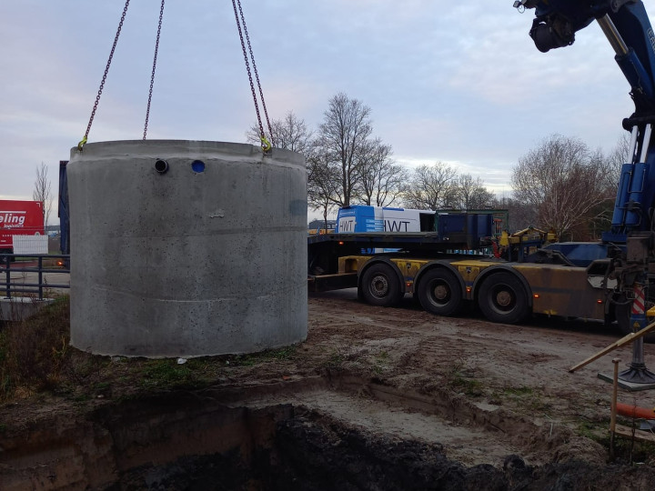 Inhijsen regenwatertank in uitgegraven gat