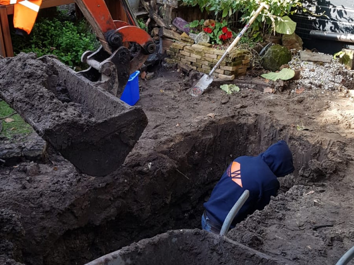 Gat graven voor rechthoekige regenwatertank