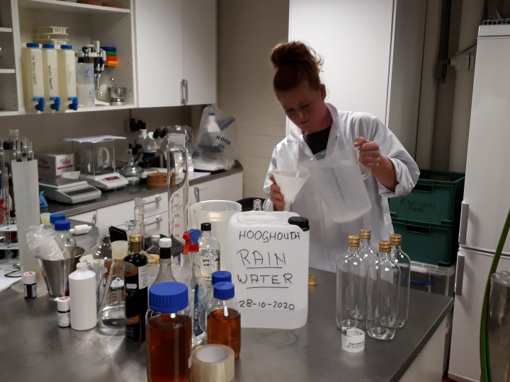 Het mengen in het laboratorium bij Hooghoudt