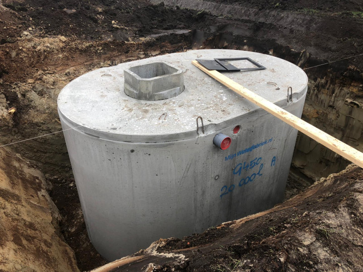 Onze regenwatertank staat op z'n plek