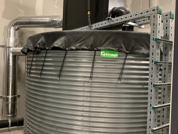 Bovengrondse regenwatertanks bij distrubtiecentrum van Jumbo in Nieuwegein