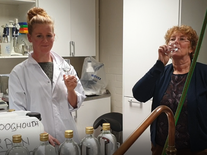 Proeven van jenever uit regenwater