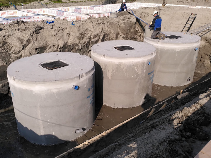 Drie gekoppelde regenwatertanks voor de opvang van hemelwater