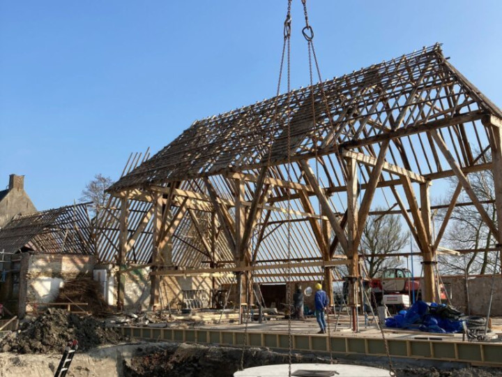 Plaatsing van drie betonnen regenwaterputten 10.000 liter