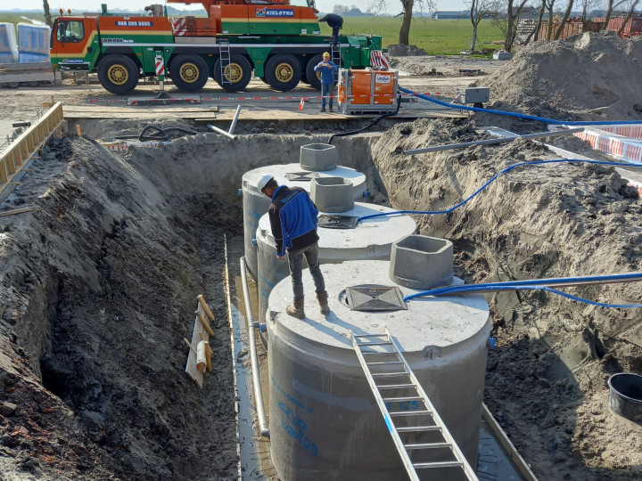 Drie regenwaterputten van 10m3 met onderlinge koppeling, ankerpennen en bekisting