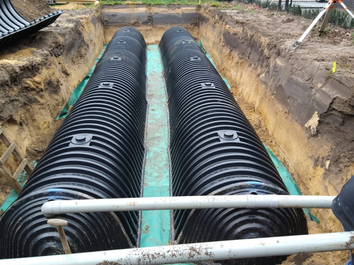 Twee rijen infiltratietunnels voor de infiltratie van regenwater in de bodem
