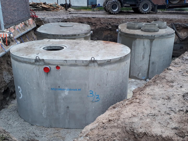 Drie betonnen regenwatertanks van 20.000 liter