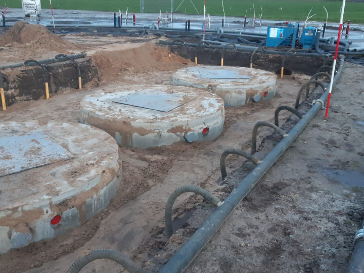 Drie gekoppelde regenwaterputten