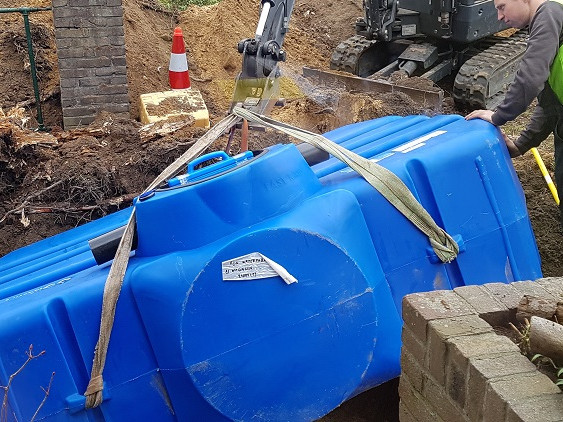 Plaatsing platte regenwatertank